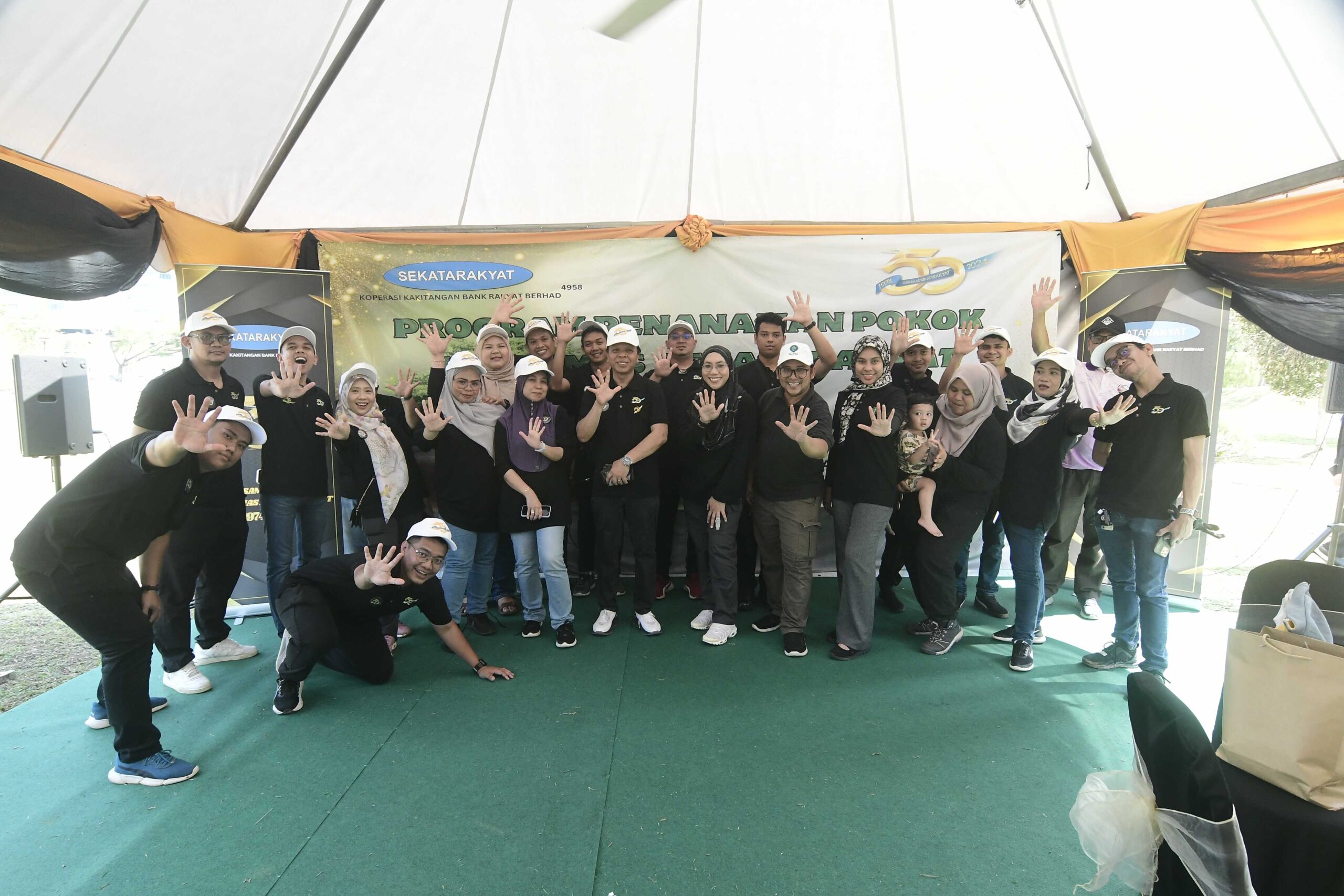 GAMBAR : PROGRAM PENANAMAN POKOK JUBLI EMAS SEKATARAKYAT